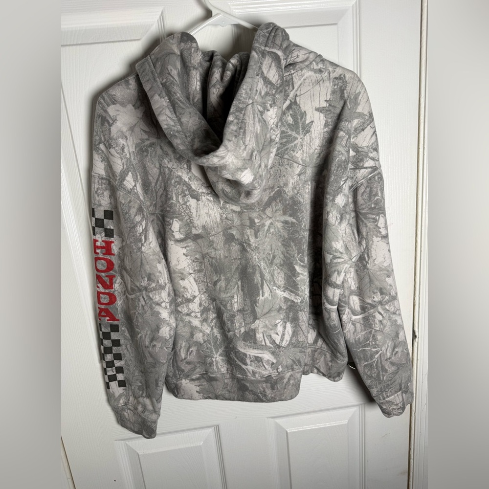 SOLD Hollister Gray and Red Men's Sweater - Picture 6 of 6